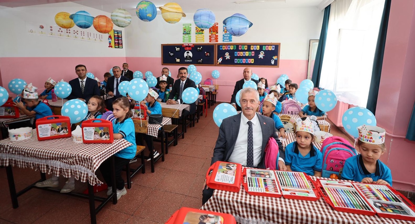 Ba�kan�m�zdan ��rencilere 881.000 Adet Boyama Seti