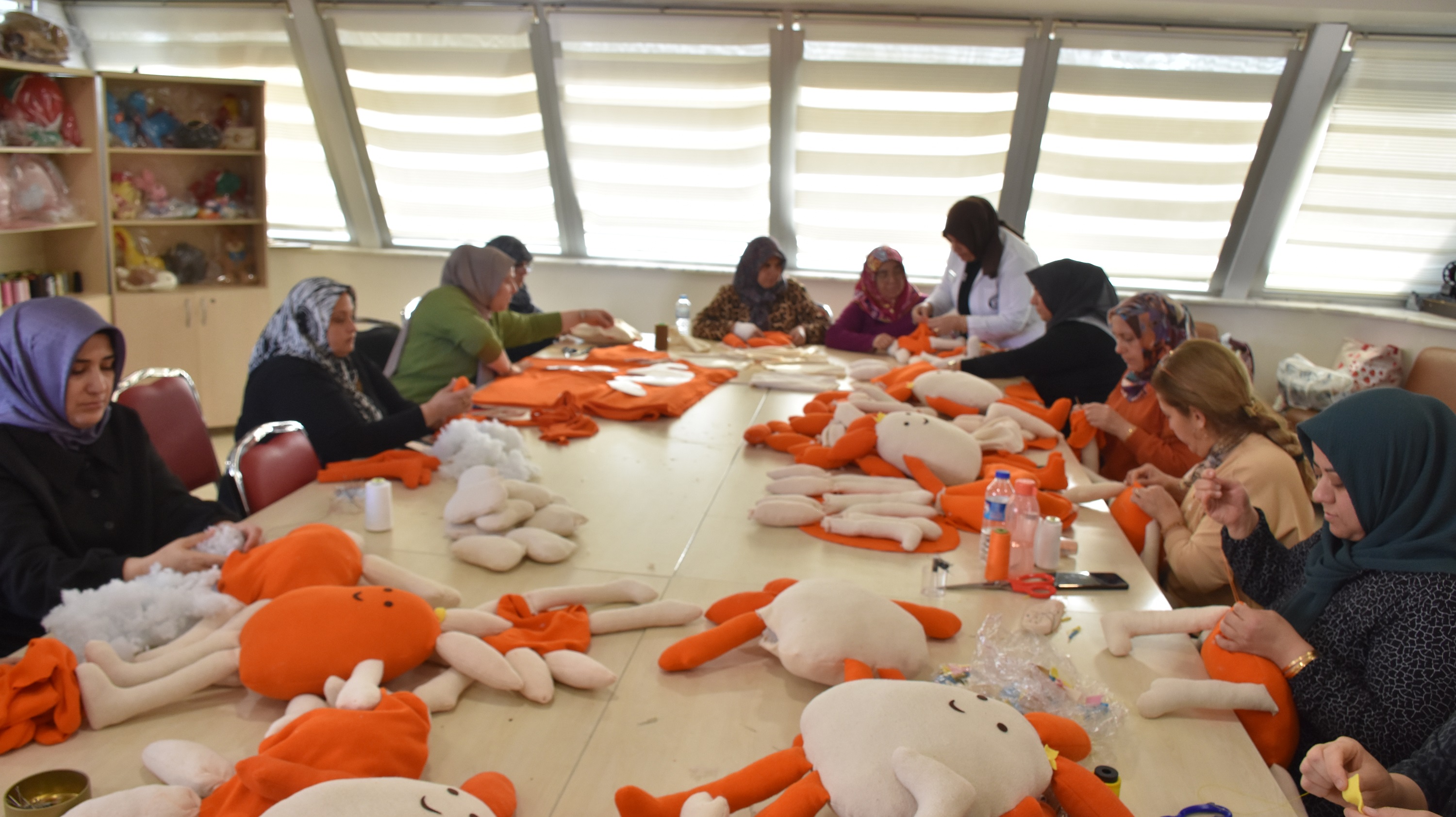 Kursiyerlerden L�semili �ocuklara El Eme�i Hediye