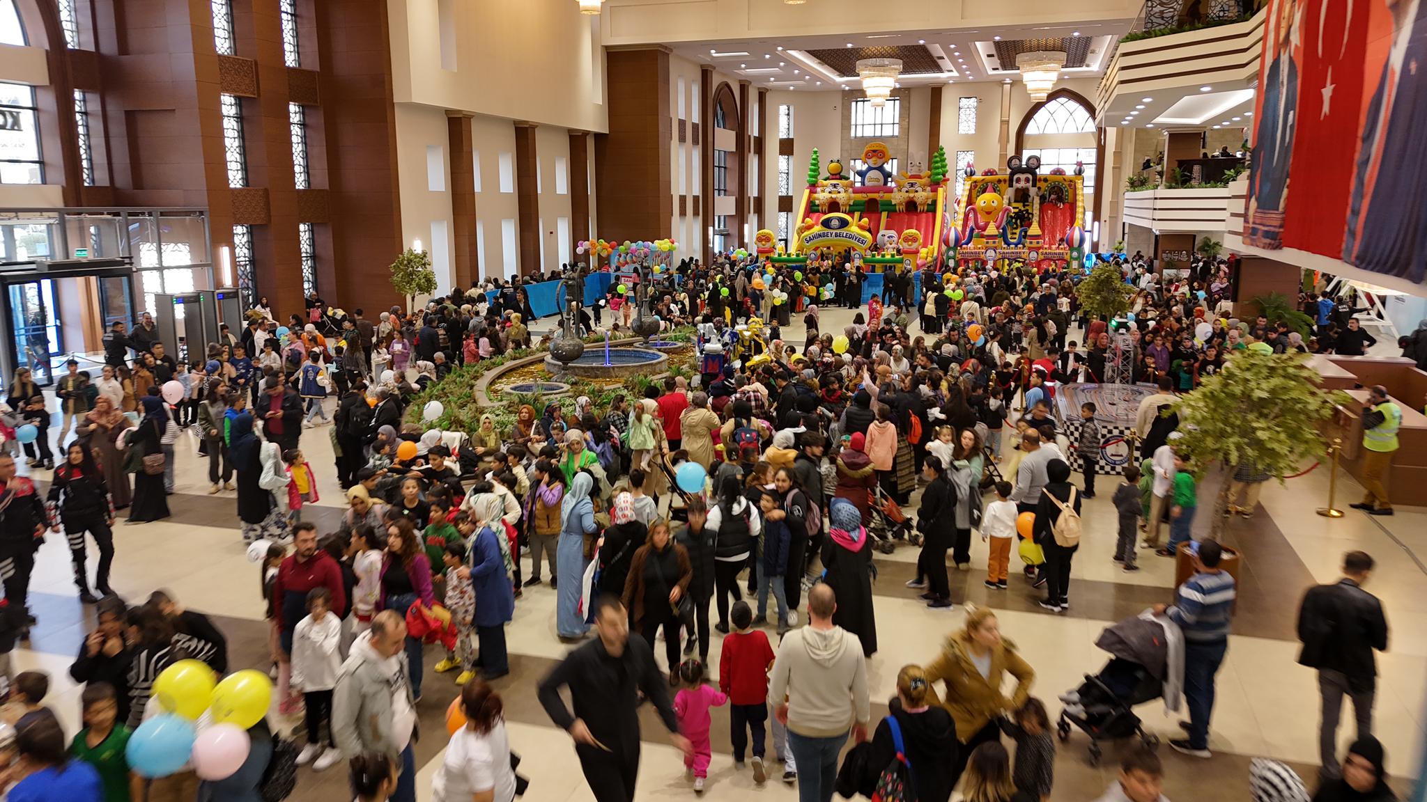 �ahinbey Belediyesi �ocuk �enli�i Kap�lar�n� A�t�