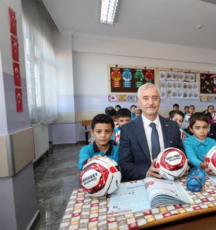 Ba�kan�m�z Okulunu Temiz Tutan �lkokul ��rencilerine Top Hediye Ediyo