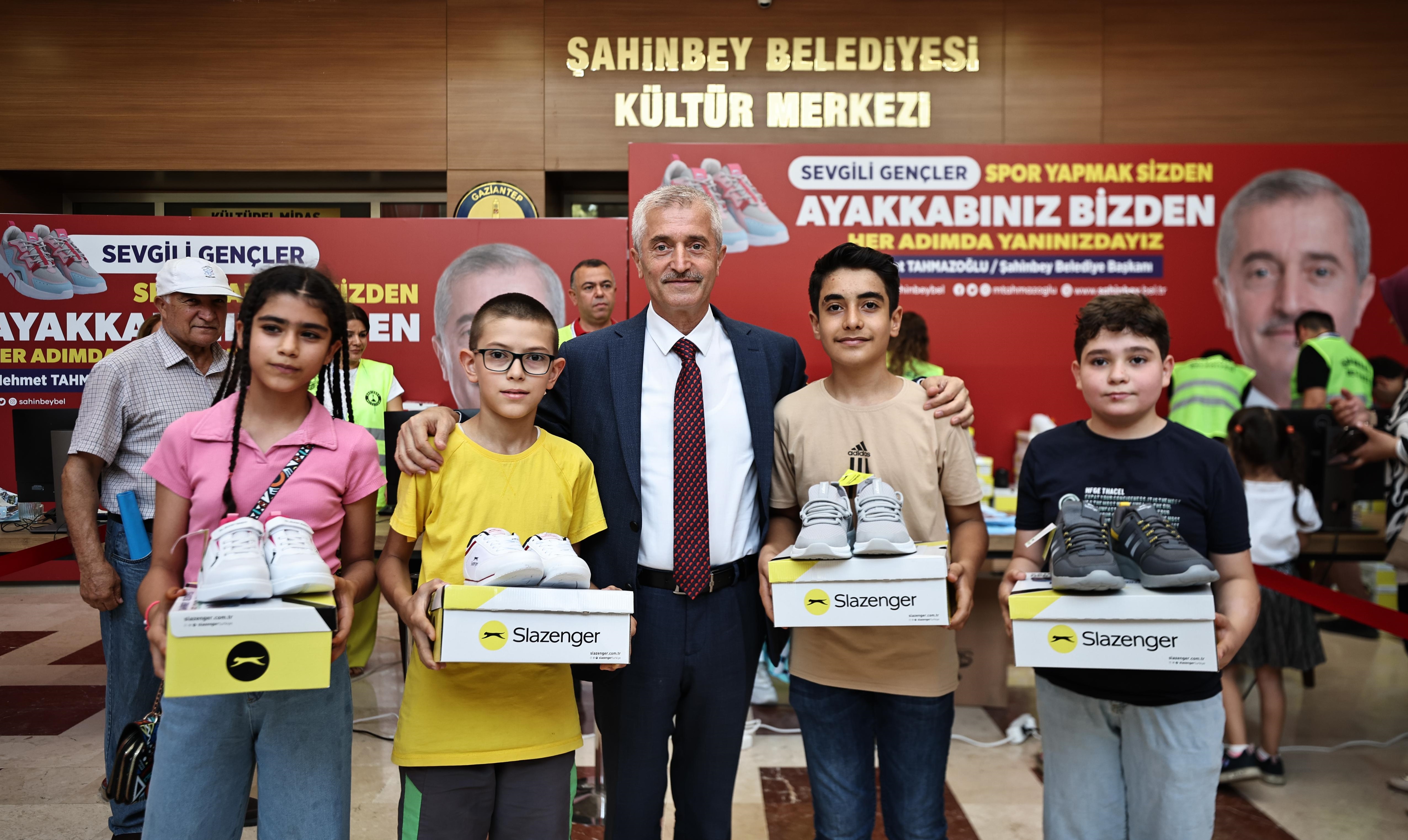 Belediyemizden ��rencilere 1 Milyon 438 Bin Spor Ayakkab�s� Hediye