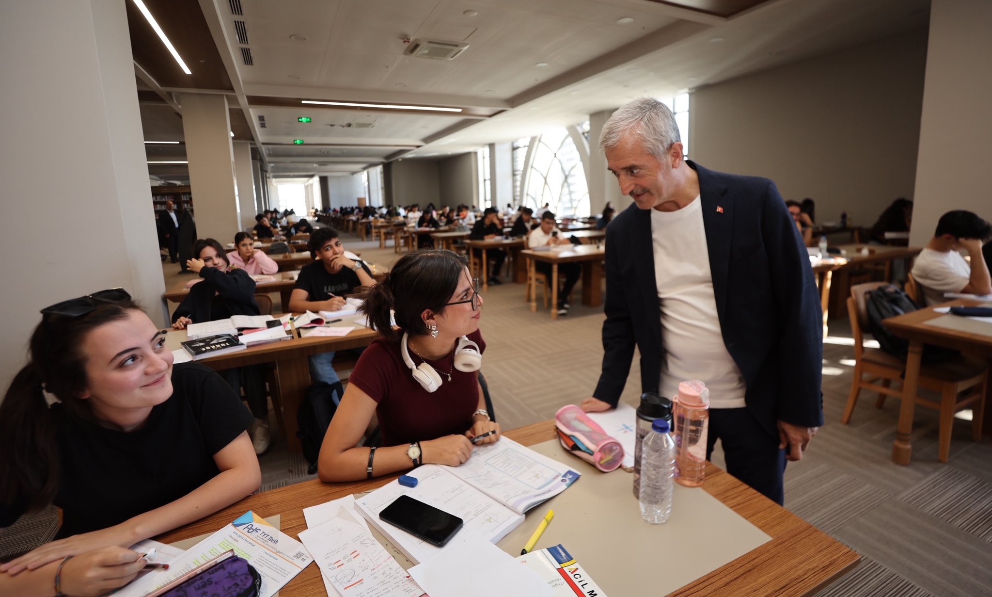 Ba�kan�m�z, �ahinbey Millet K�t�phanesi�nde ��rencileri Ziyaret Etti