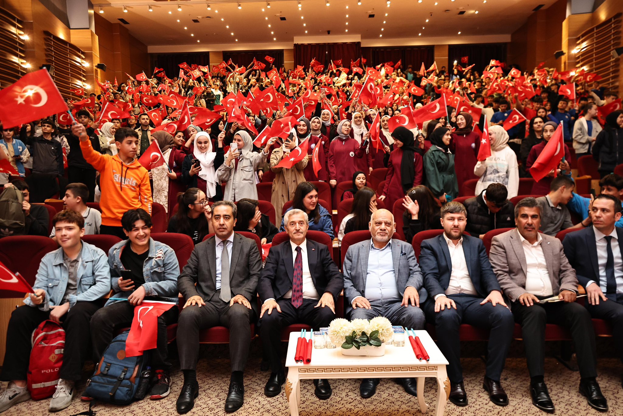 Gazi Torunlar� �anakkale�de Ecdada Dua Ediyor