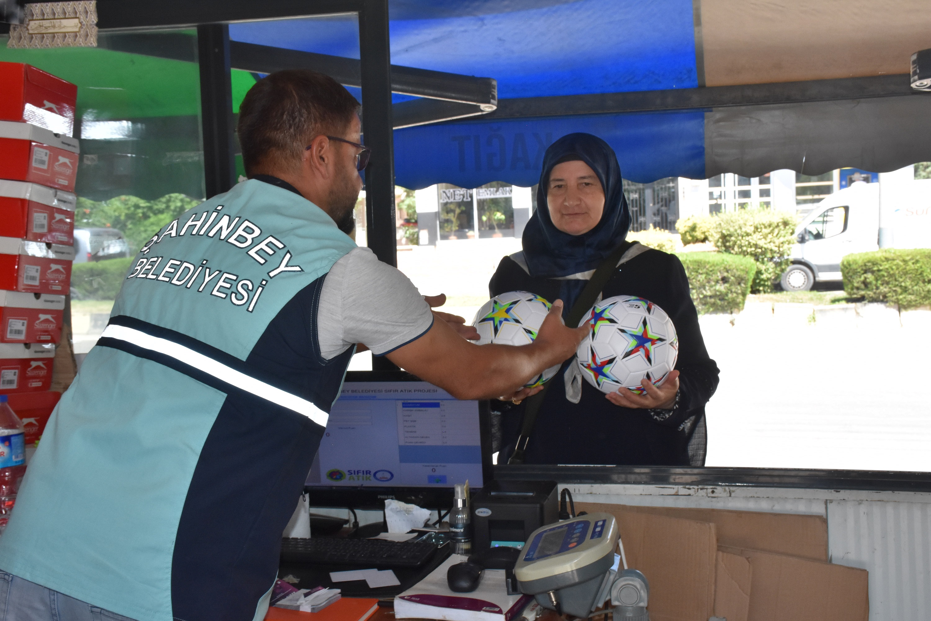 Bankam At�ktan Ald��� Hediyeler �le �ocuklar� Sevindiriyor