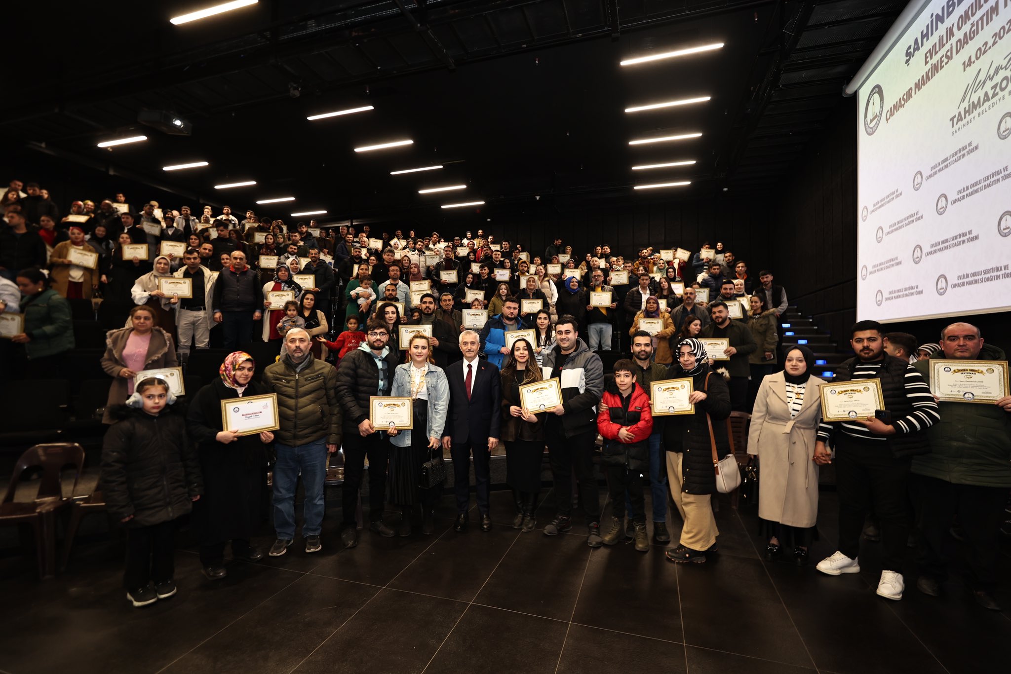 Evlilik Okulu�nda 548 �ifte Sertifikalar�n� Ba�kan�m�z Verdi