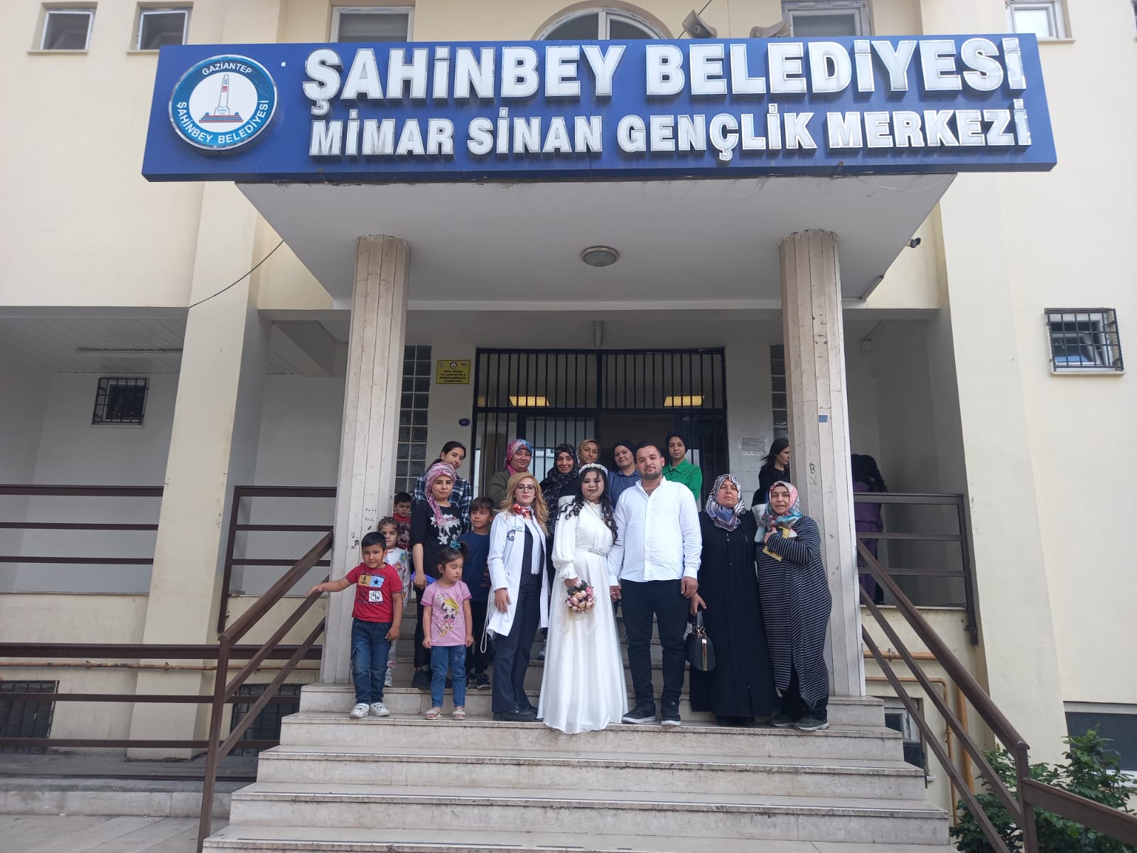 Mimar Sinan Gen�lik Merkezi Gelin Adaylar�n�n Yan�nda