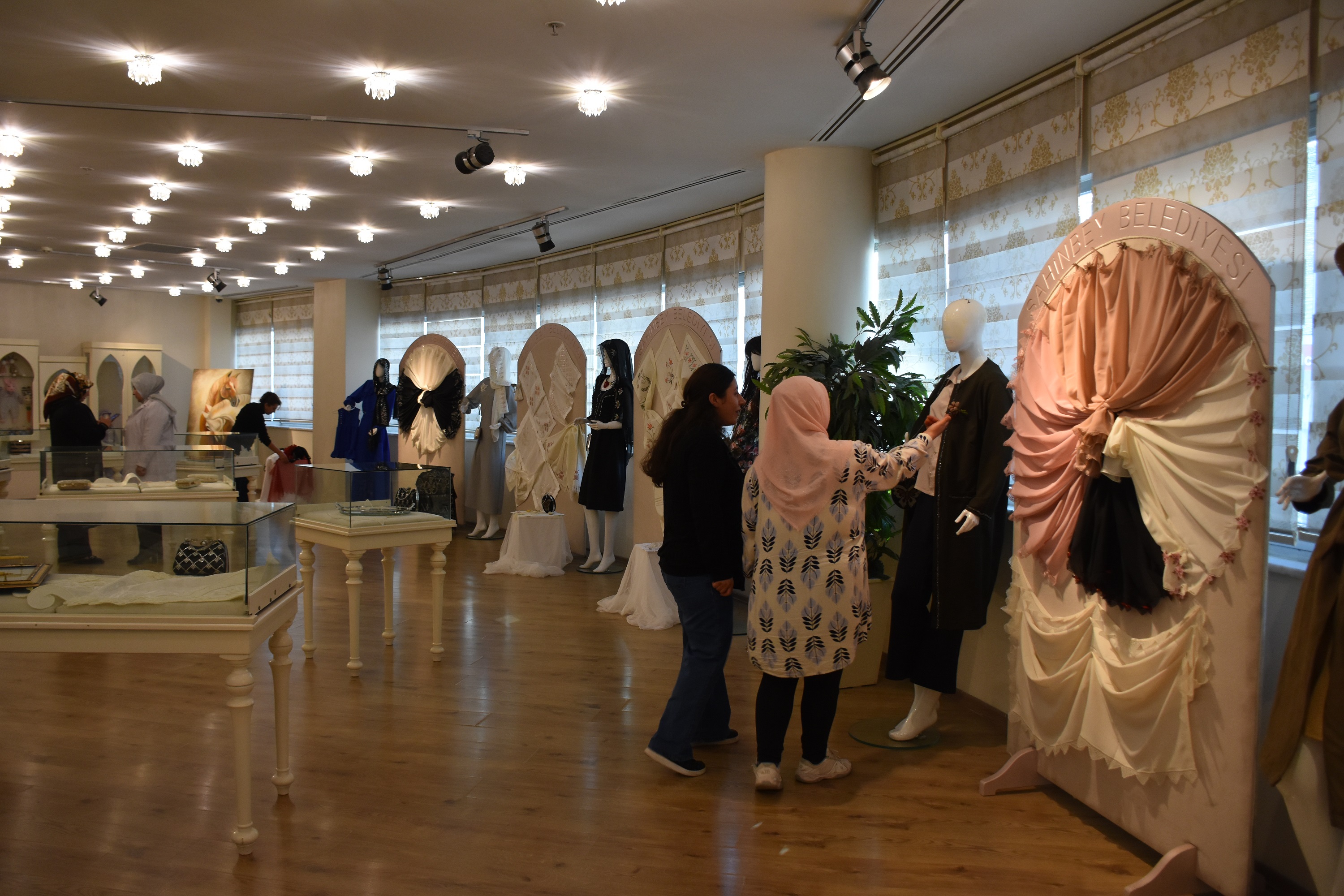 Belediyemiz Kursiyerleri El ��i G�z Nuru Eserlerini Sergiledi