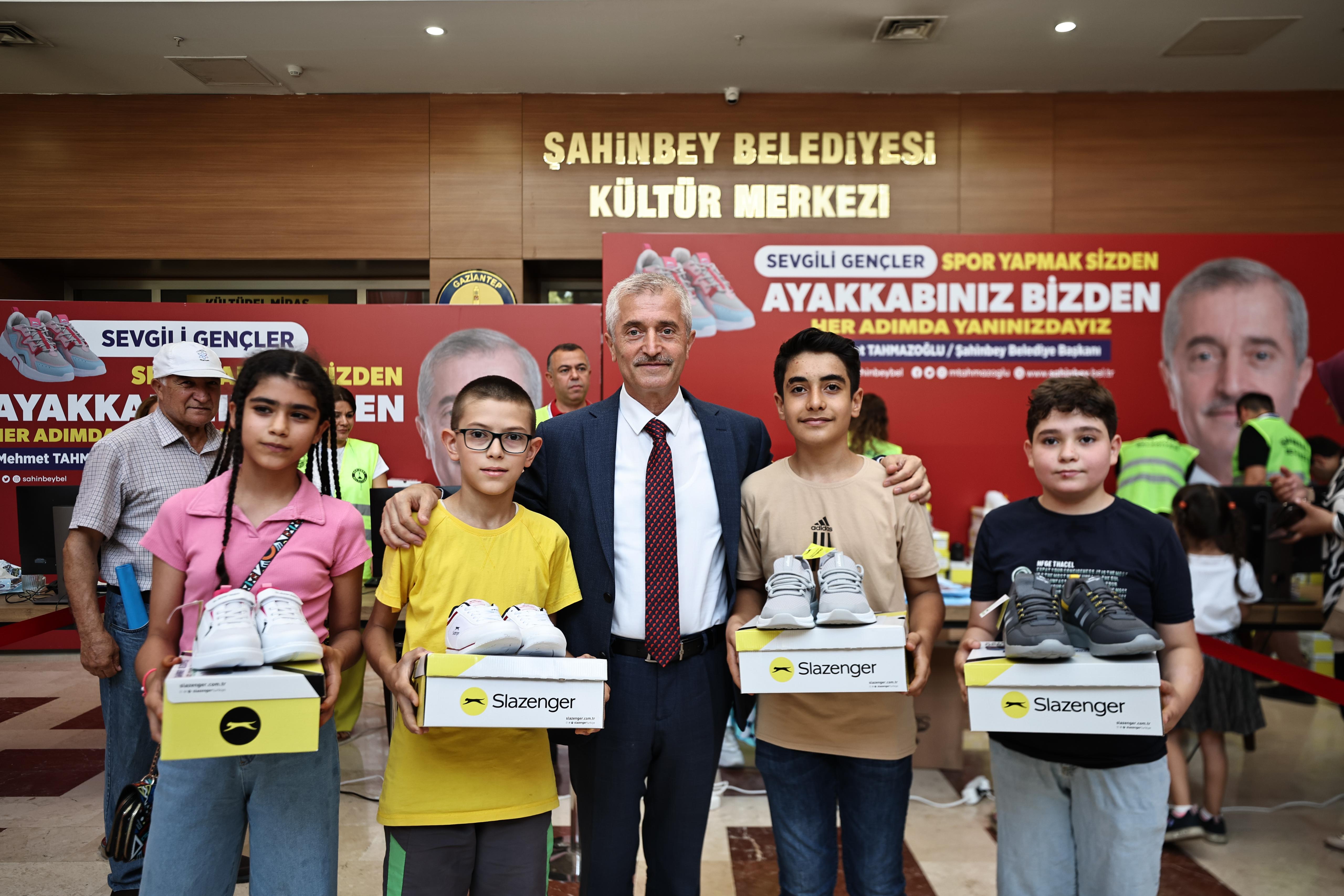 Belediyemizden ��rencilere 1 Milyon 268 Bin Spor Ayakkab�s� Hediye