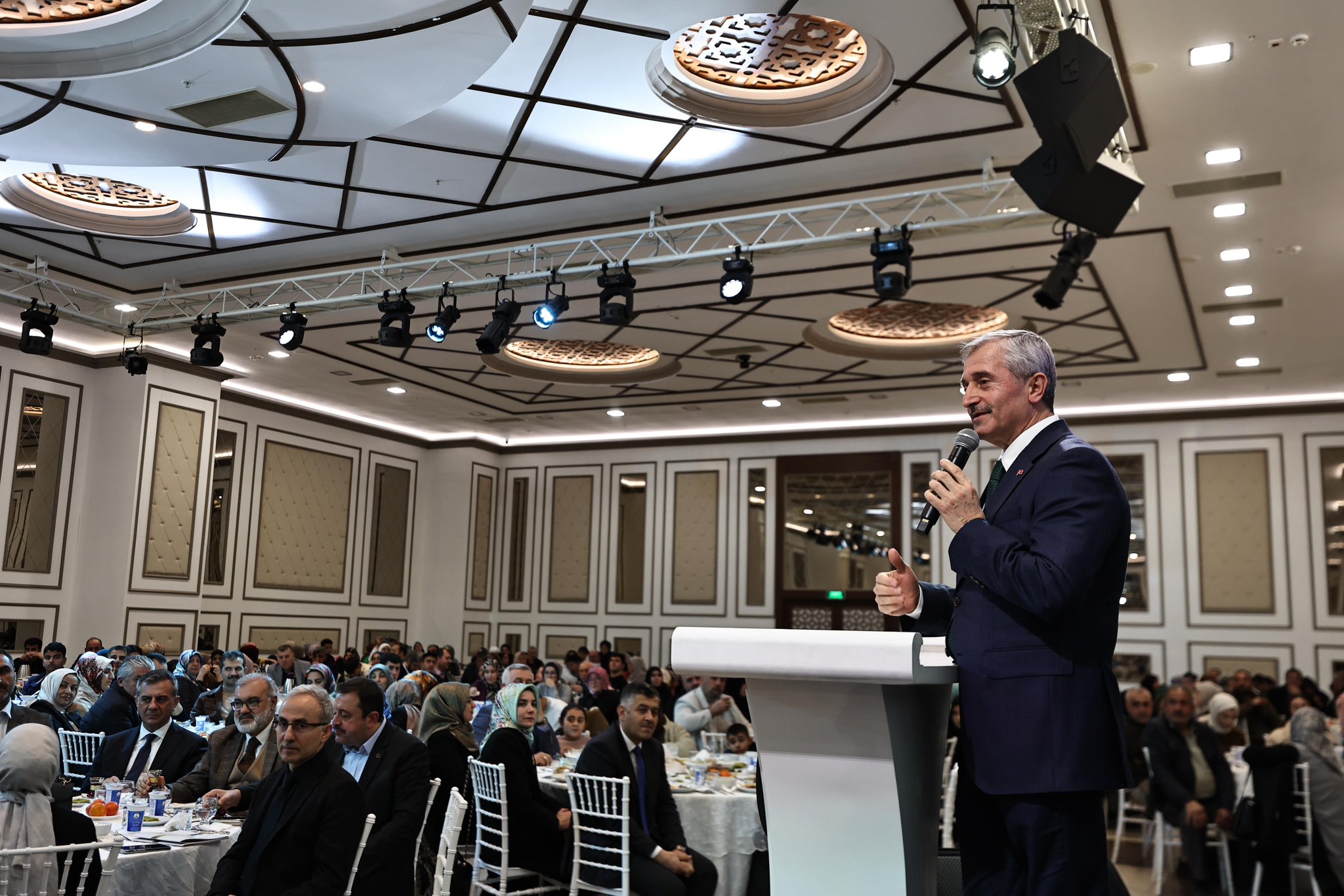 Umre�den D�nen ��renciler Ve Aileleri Protokol �le Yemekte Bulu�tu