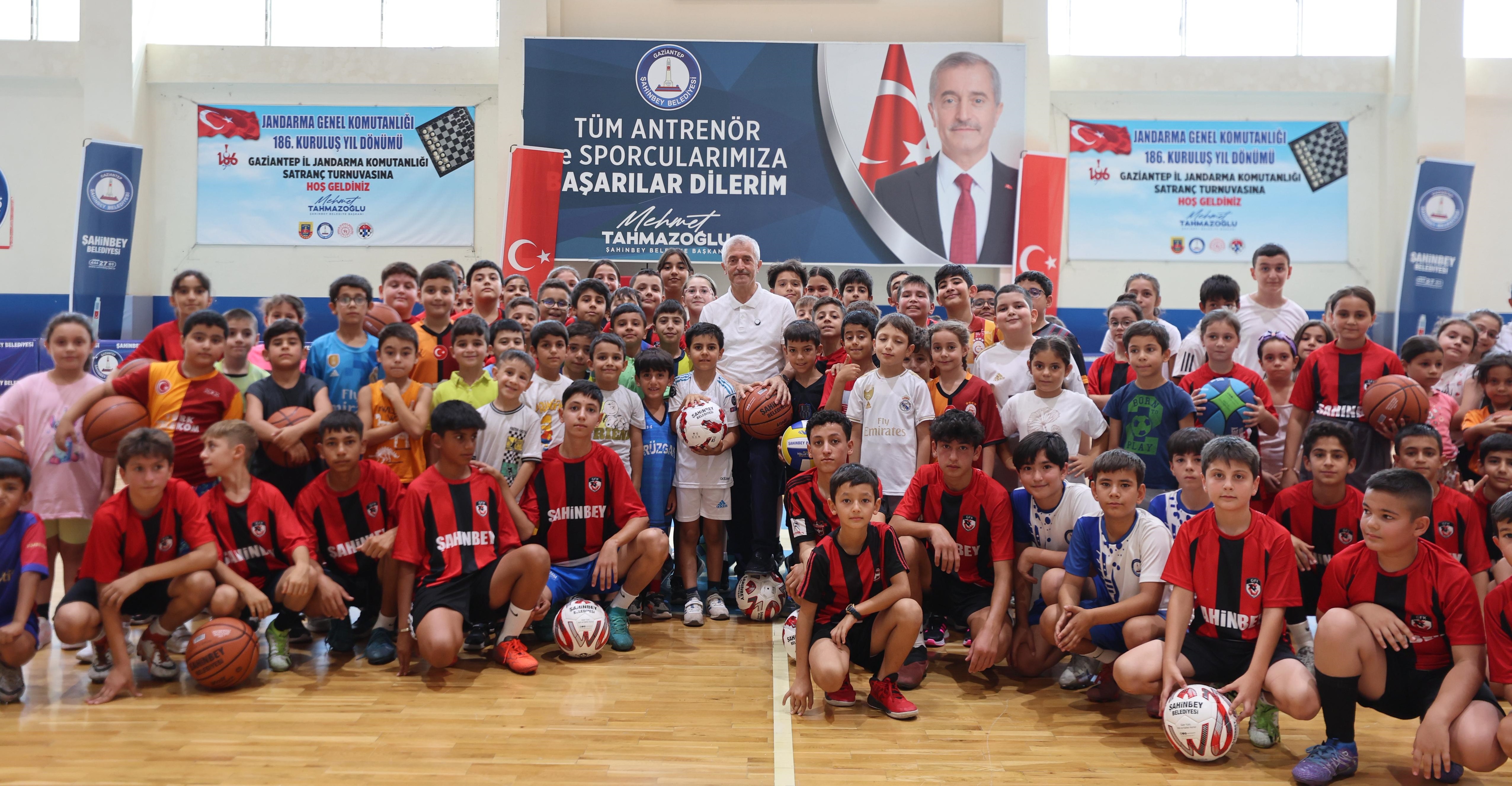 Belediyemizden rencilere 160 Bin Adet Basketbol, Voleybol Ve Futbol Topu Hediye