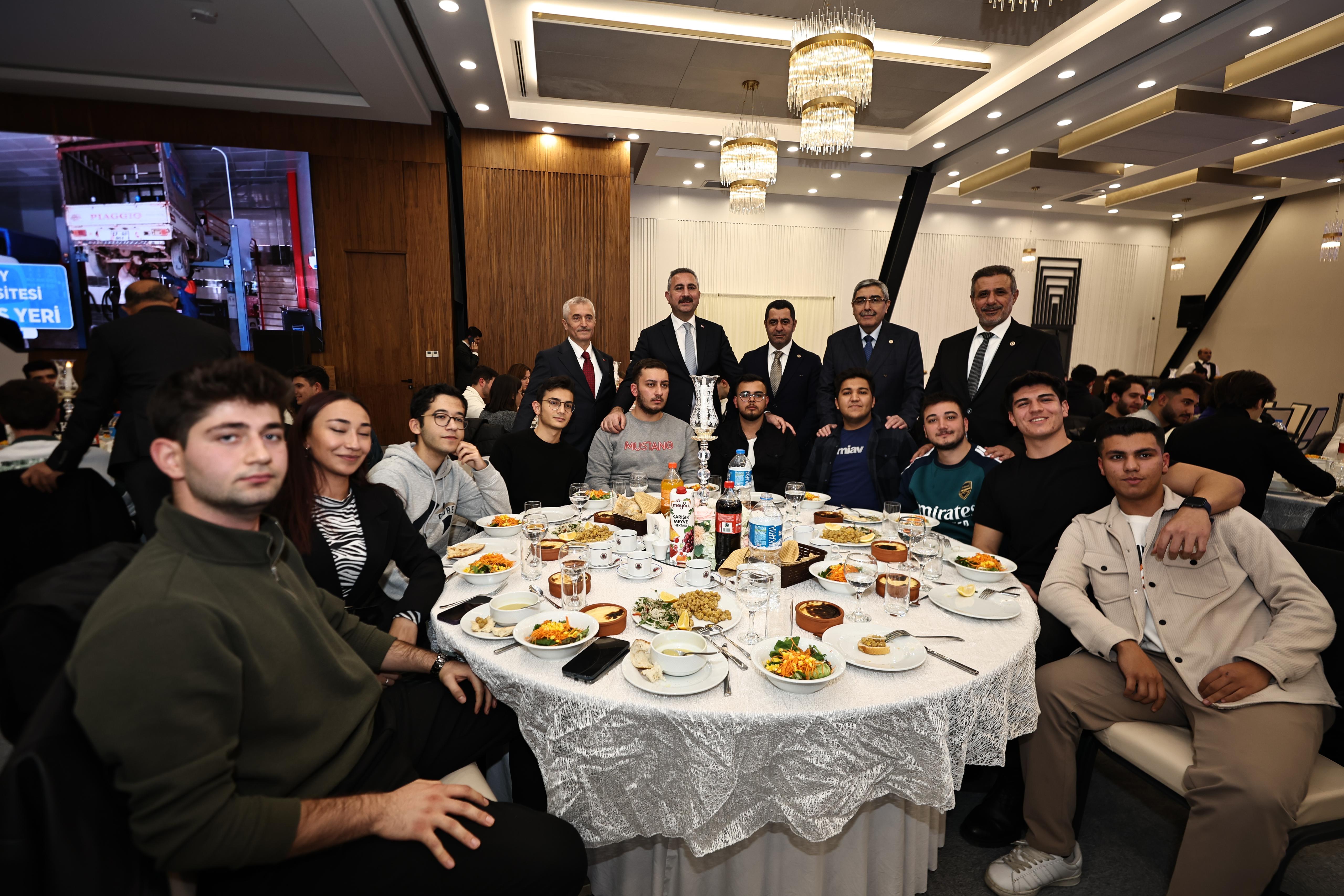 Bakanmz Gurbetteki ahibeyli niversitelilerle Bir Araya Geldi
